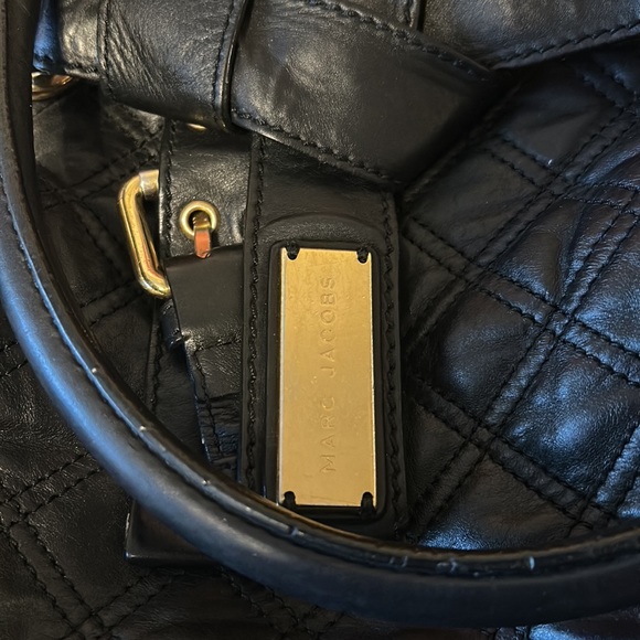 Black Marc Jacobs bag! Great shoulder bag with lots of room. A classic. - Picture 3 of 6